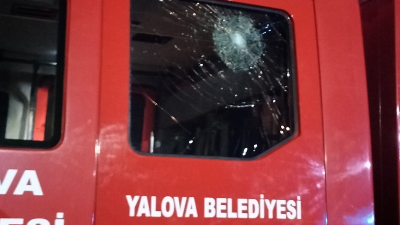 Yangın ihbarına giden itfaiyecilerin aracına taşlı saldırı