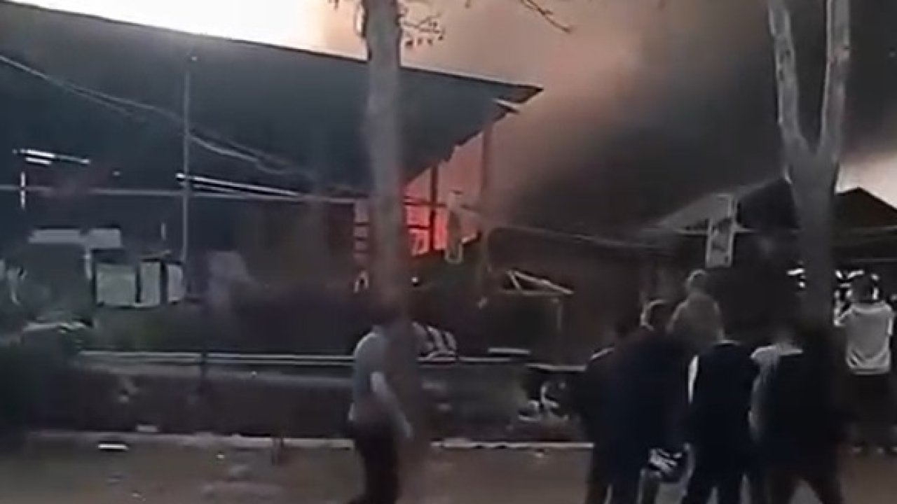 Yangın yerinde güvenlik önlemi alan polise saldırı: 2 gözaltı