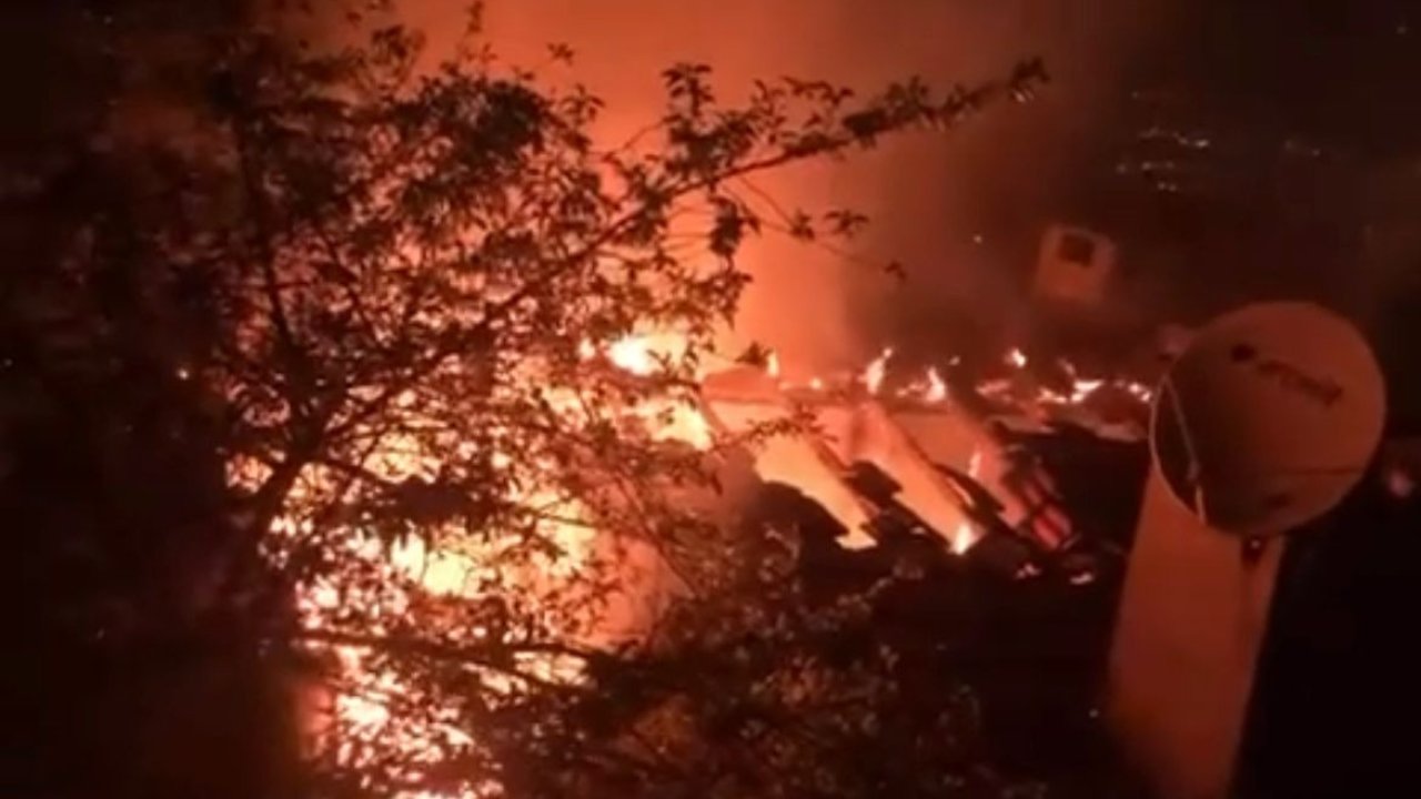 2 katlı binanın çatı katı alev alev yandı