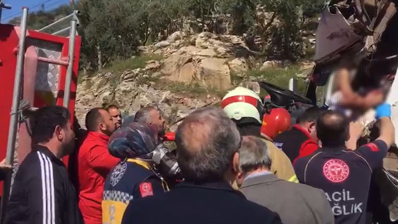 2 TIR kafa kafaya çarpıştı; 1'i ağır 2 yaralı