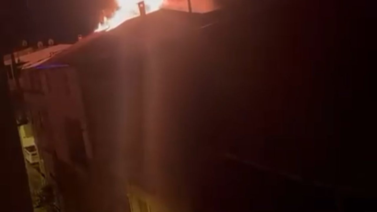 4 katlı binanın çatısı alev alev yandı