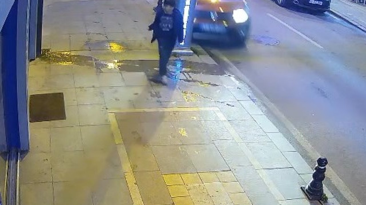Alkollü sürücünün kullandığı otomobil kaldırımda yürüyen çocuğa çarptı