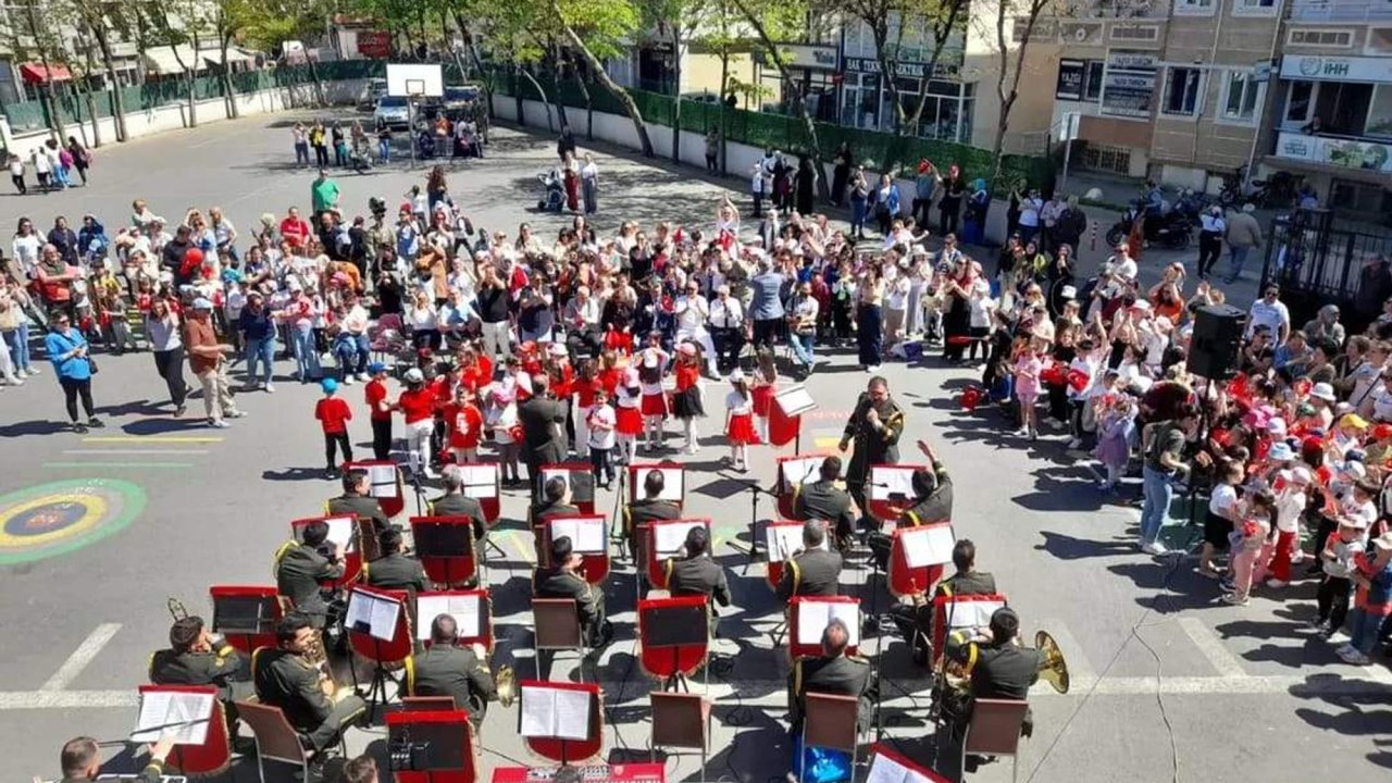 Askeri bando çocuklar için konser verdi