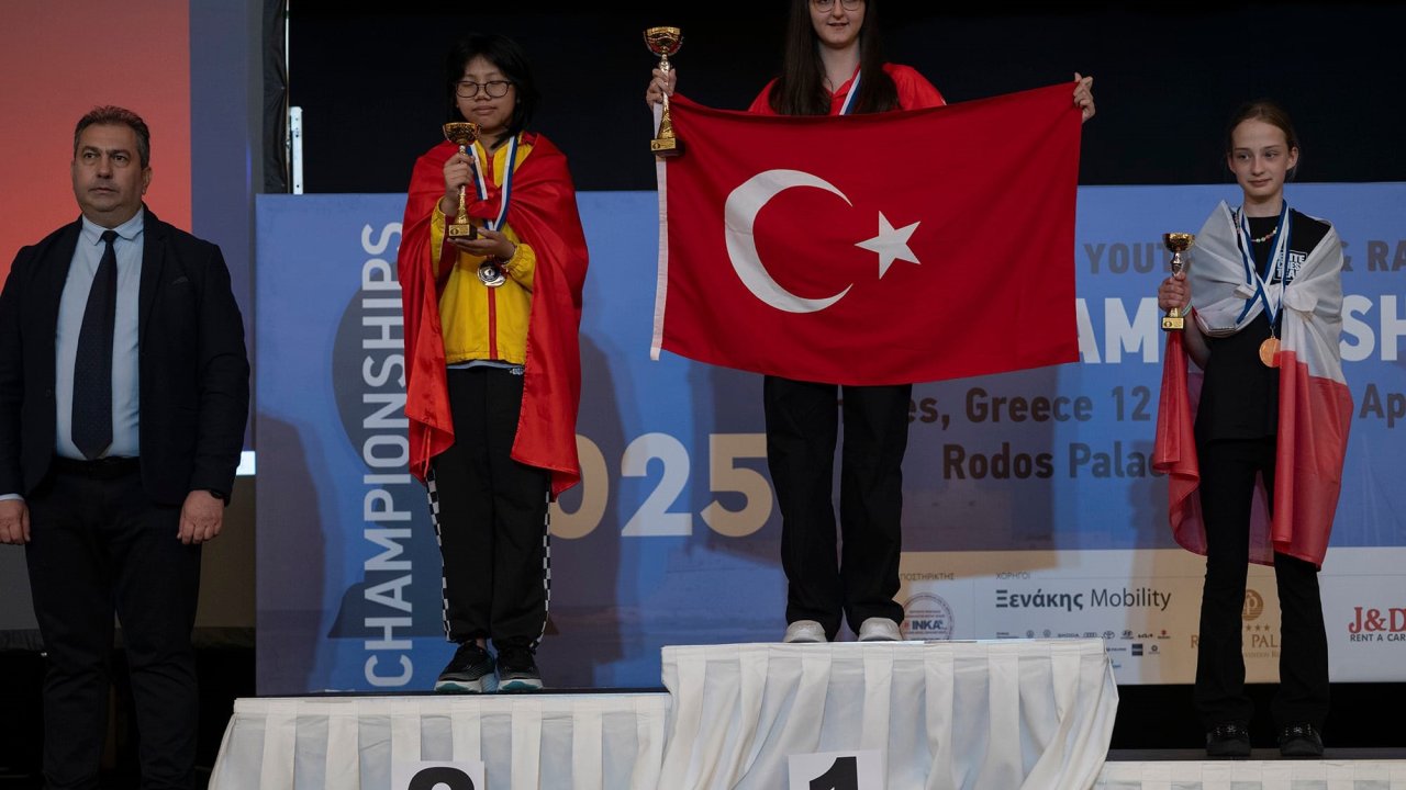 Bursa Büyükşehir Belediyesporlu Arya Aydoğan, dünya şampiyonu oldu
