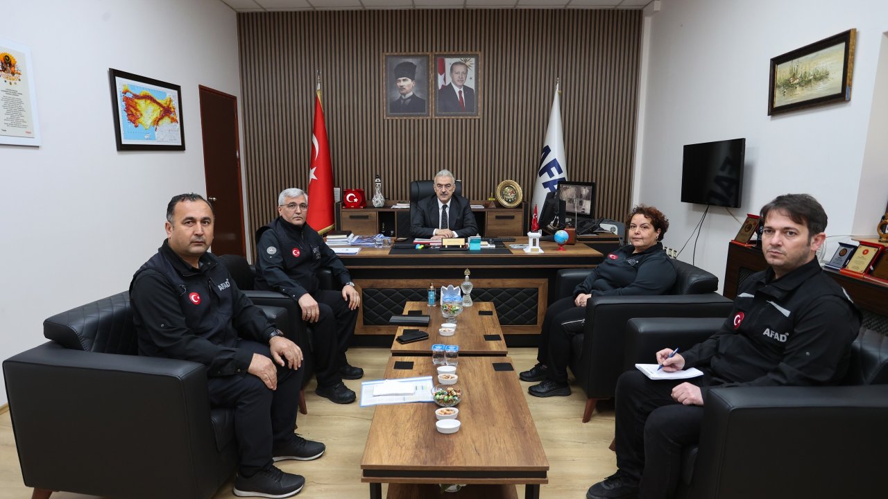 Bursa Valisi Ayyıldız AFAD'da incelemelerde bulundu