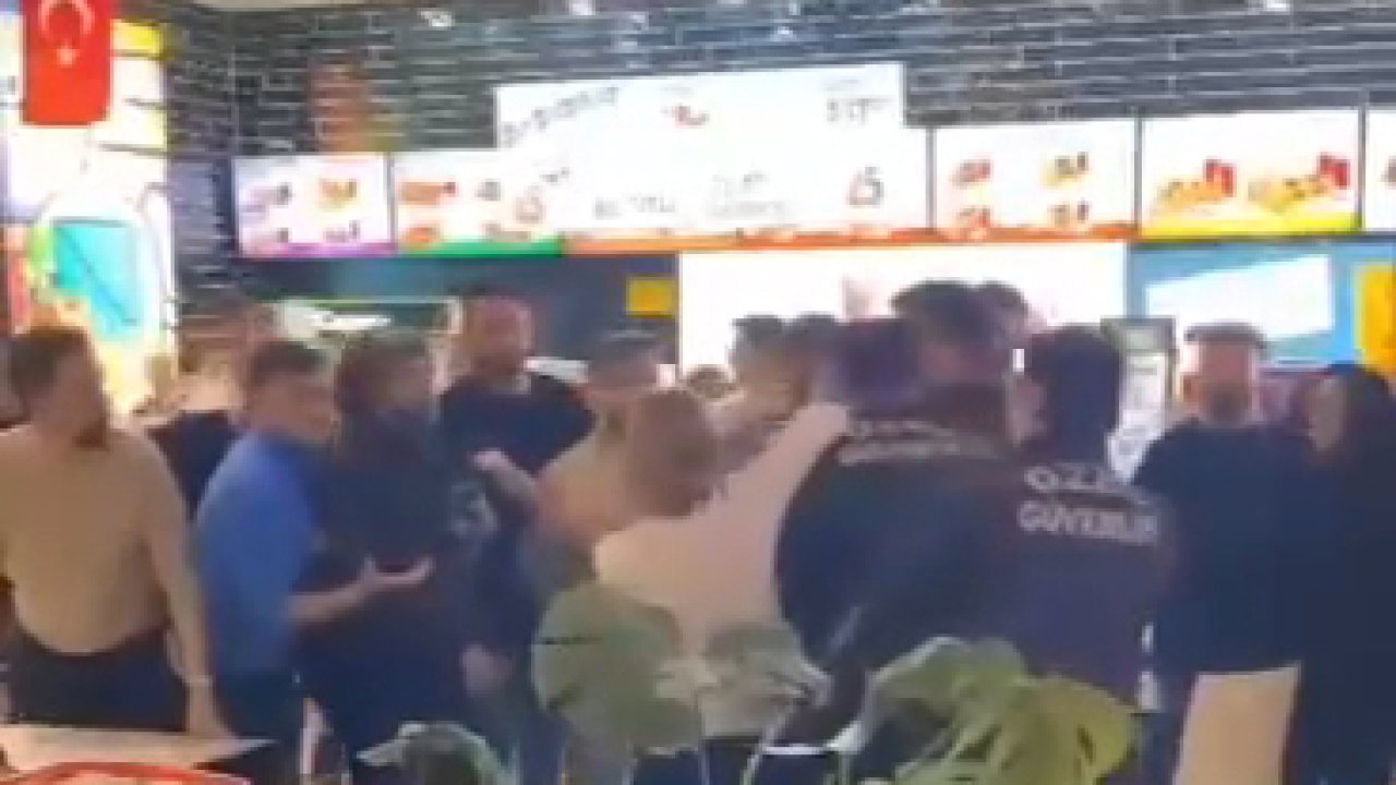 Bursa'da bir AVM'de iki grup arasındaki kavga kamerada