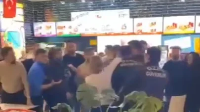 Bursa'da bir AVM'de iki grup arasındaki kavga kamerada