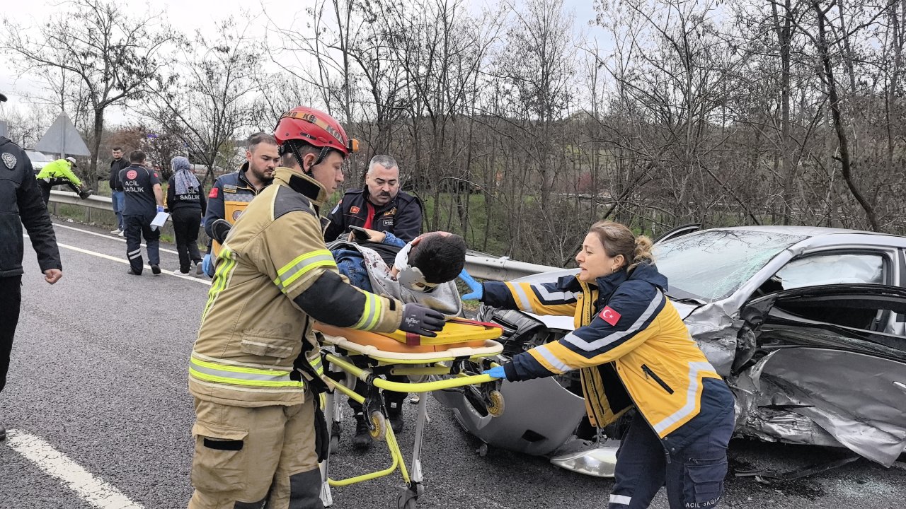 Bursa&#039;da hafif ticari araç ile otomobil çarpıştı: 3 yaralı