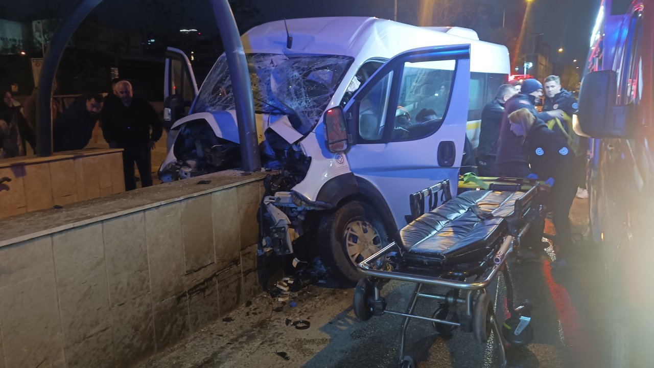 Bursa'da işçi servisi minibüsü, alt geçidin duvarına çarptı