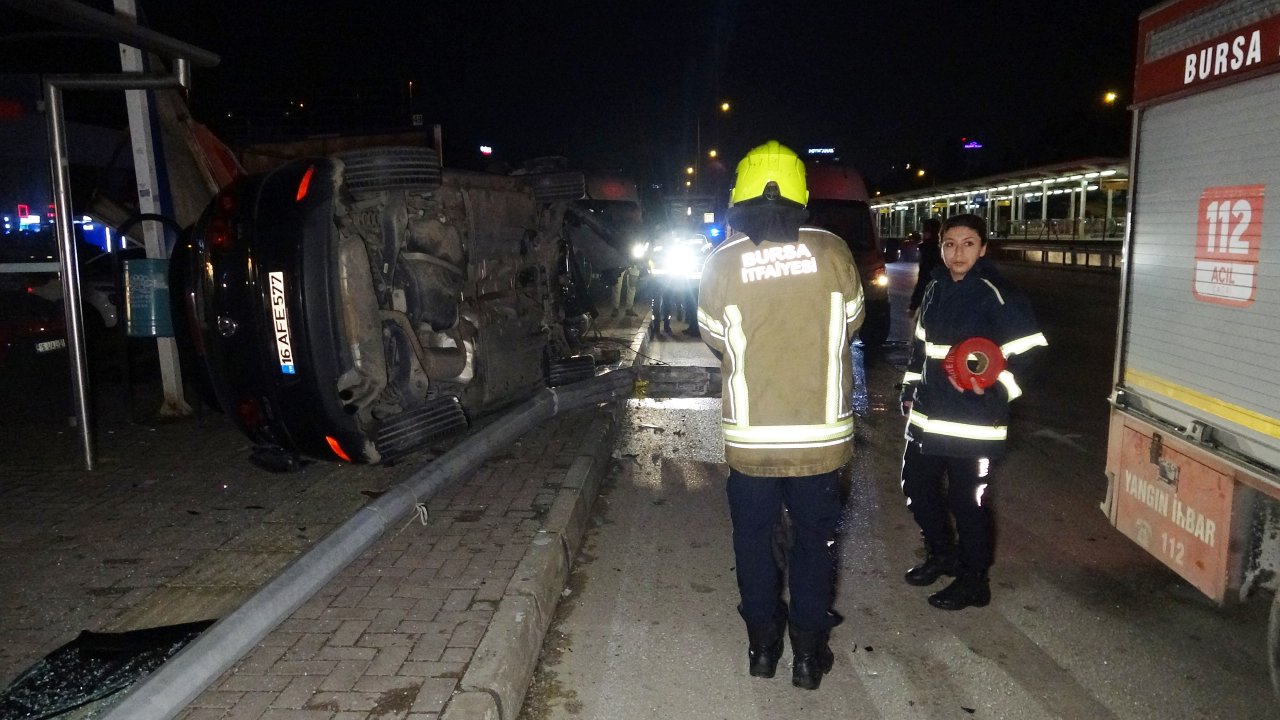 Bursa&#039;da otomobil aydınlatma direğine çarptı: 1 ölü, 1 yaralı