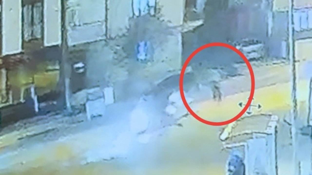 Bursa'da otomobil ile çarpışan motosiklet sürücüsü ağır yaralandı; kaza anı kamerada