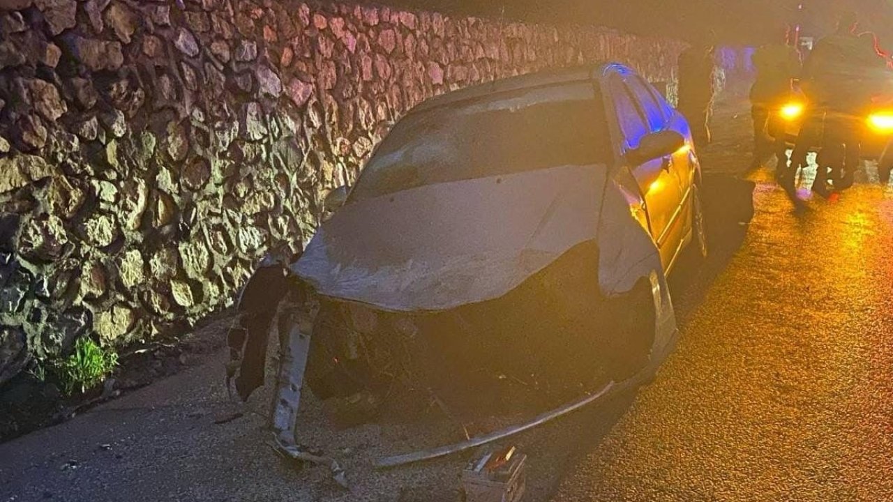 Bursa'da otomobil, istinat duvarına çarptı; anne ve 2 çocuğu yaralandı