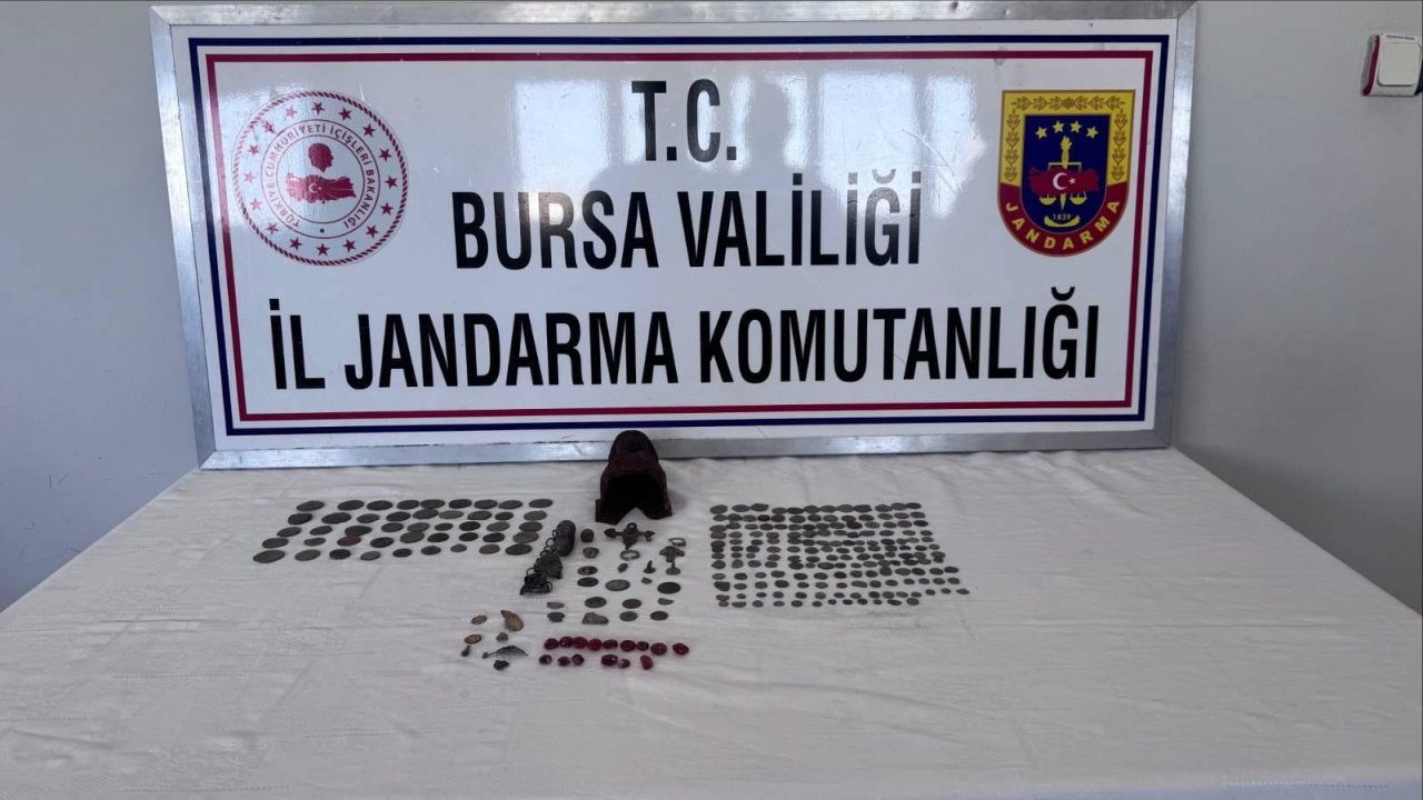 Bursa'da şüphe üzerine durdurulan araçtan tarihi eser ele geçirildi, 2 gözaltı