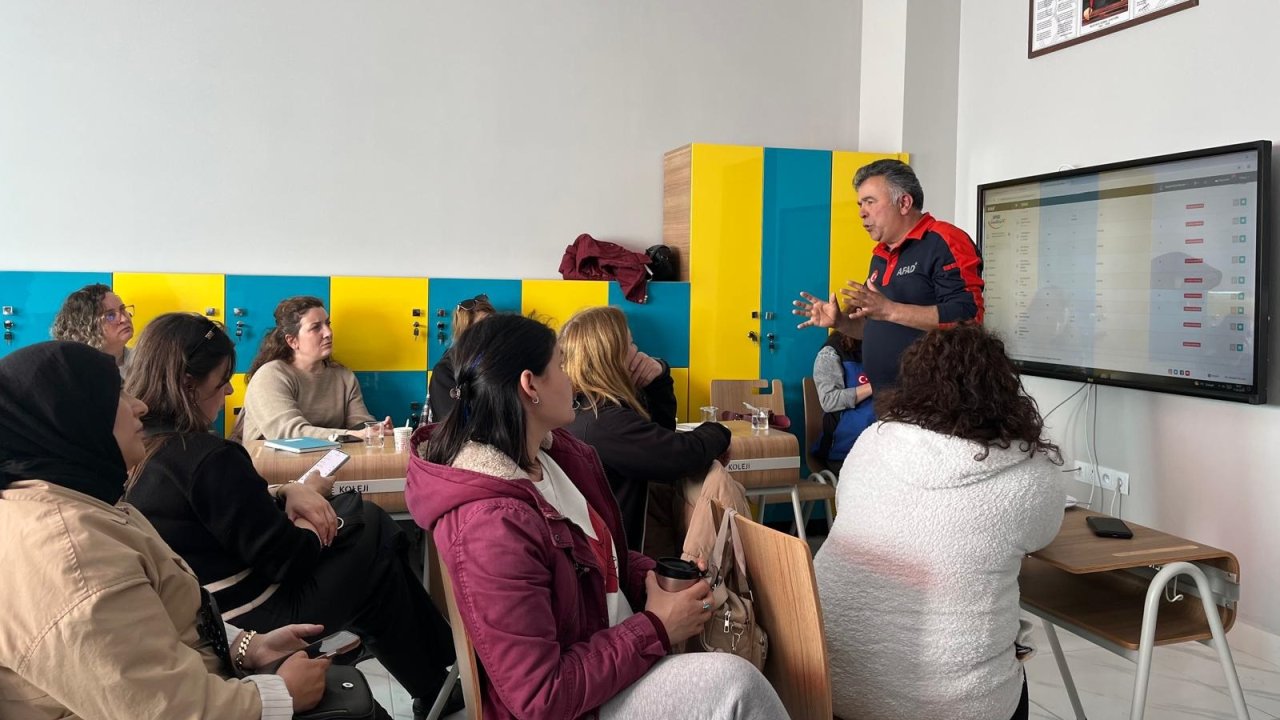 Bursa'nın merkez ilçelerinde kurulacak destek AFAD gönüllüsü ekipleri eğitimi başladı