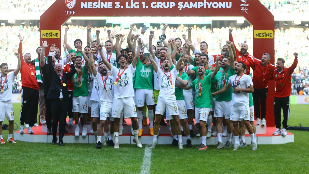 Bursasporlu futbolcular şampiyonluk kupasını kaldırdı