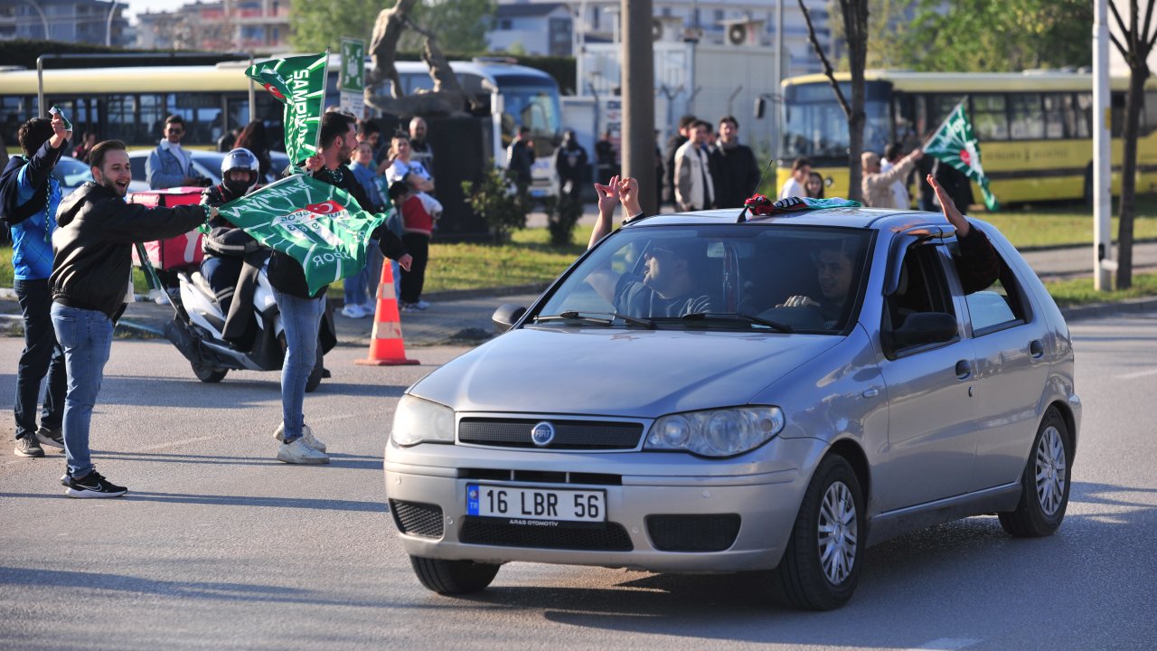 Bursasporlu taraftarlar, şampiyonluğu coşkuyla kutladı