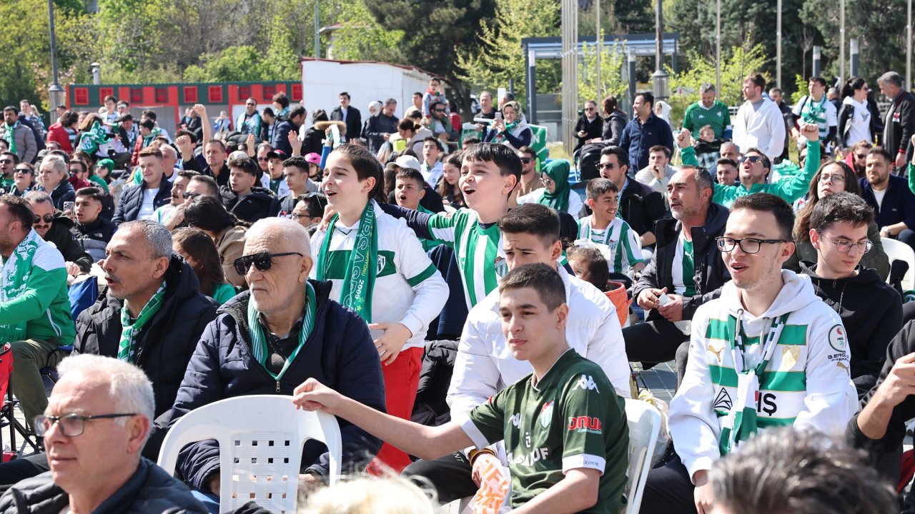 Bursaspor’un şampiyonluk maçını dev ekranda izlediler