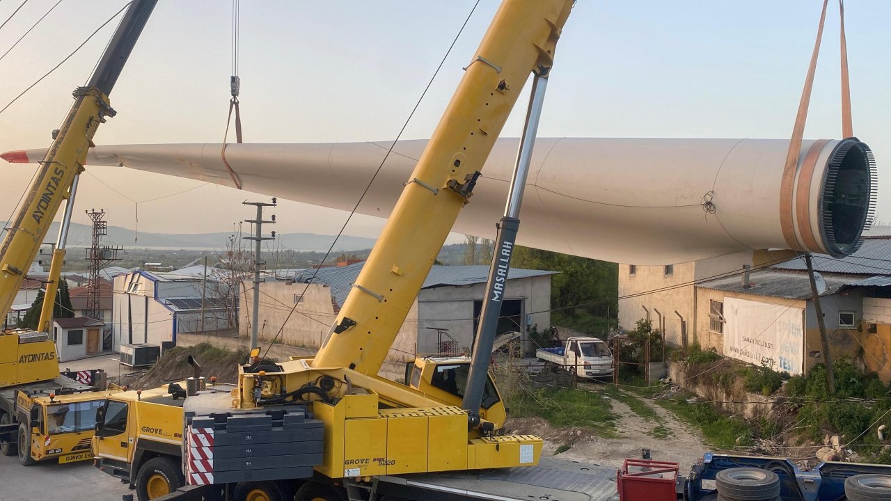 Çanakkale rüzgar türbini pervanesi taşıyan TIR devrildi