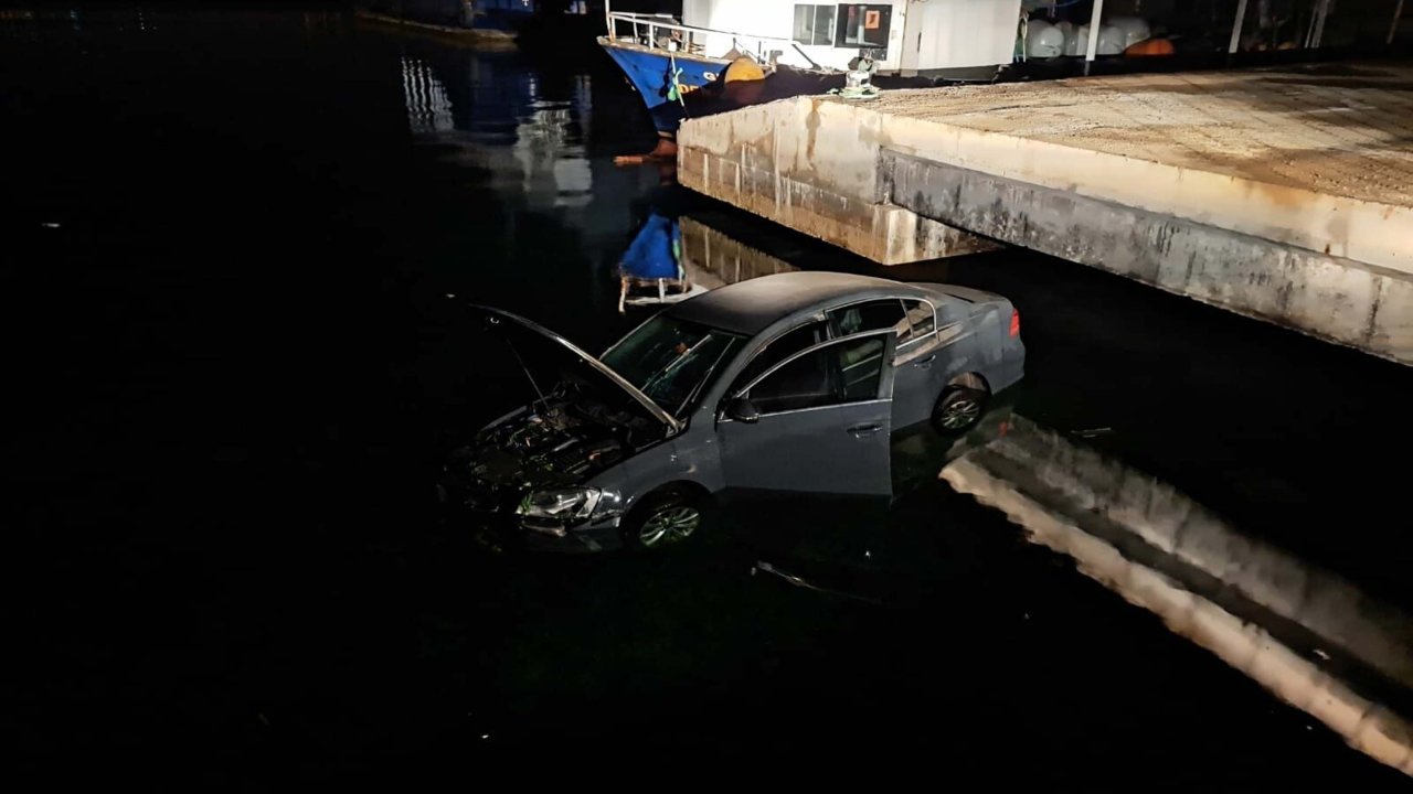 Çanakkale’de bir otomobil denize düştü