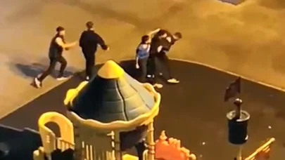 Çocuk parkında tekmeli yumruklu kavga kamerada
