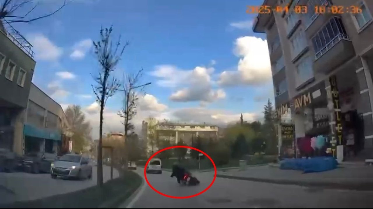 Devrilen motosikletteki 2 kişi otomobilin altında kalmaktan son anda kurtuldu