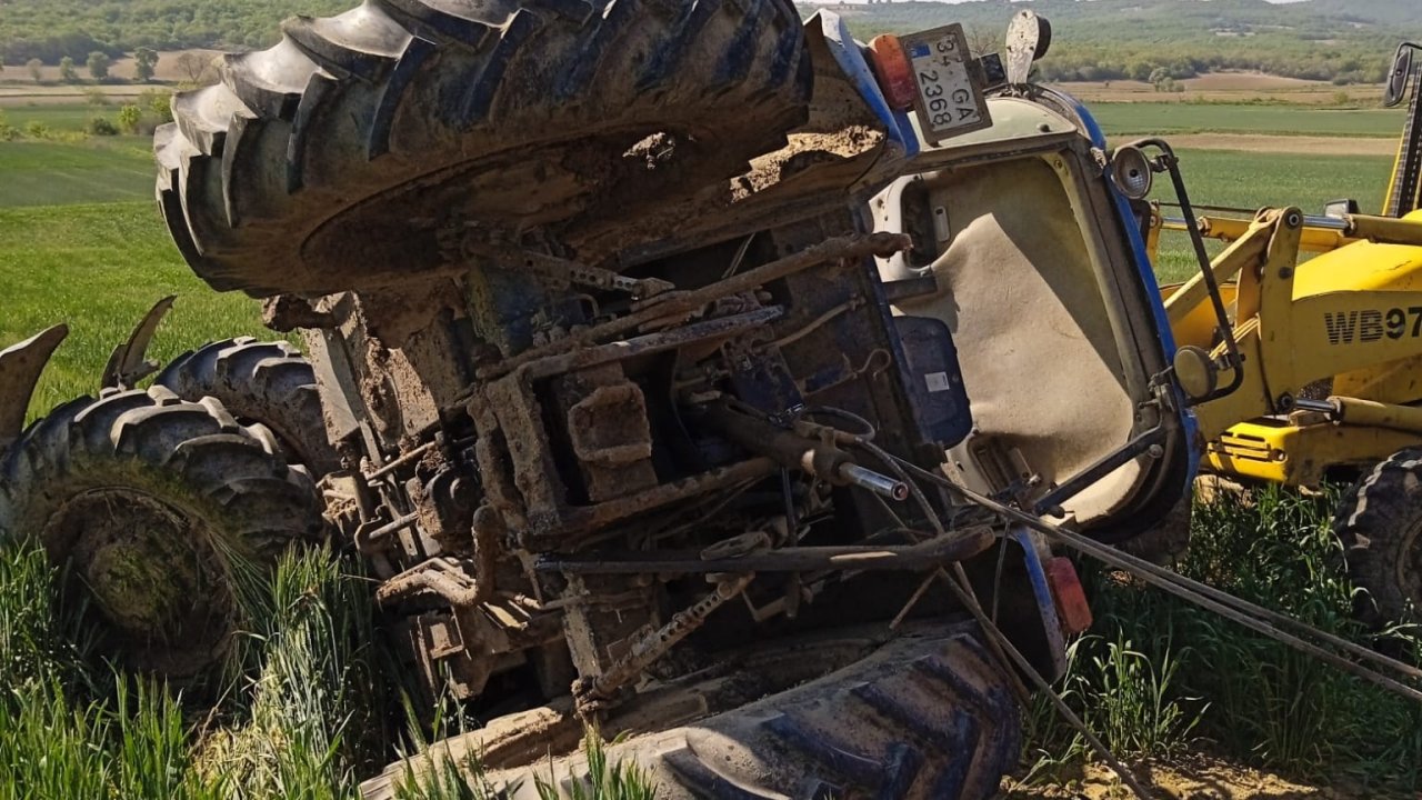 Devrilen traktörün altında kalan sürücü hayatını kaybetti