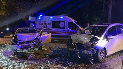 2 otomobil kafa kafaya çarpıştı: 4 yaralı