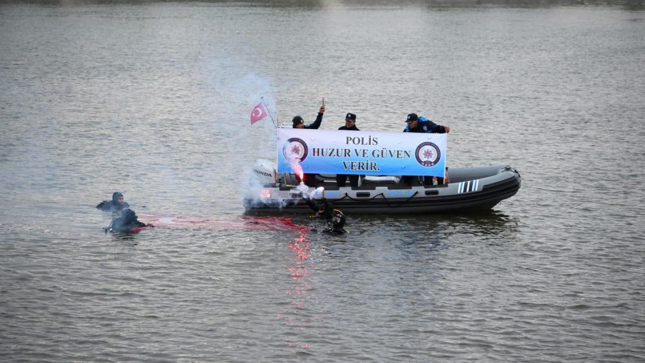 Edirne’de dalgıç polislerden Meriç Nehri’nde özel gösteri