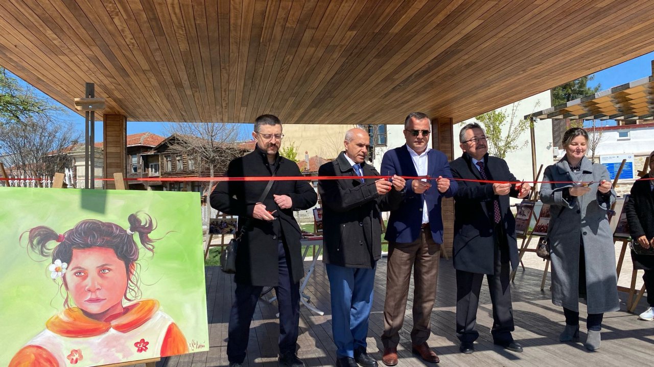 Edirne'de Romanlar Günü'nde 'Önce İnsan' sergisi açıldı