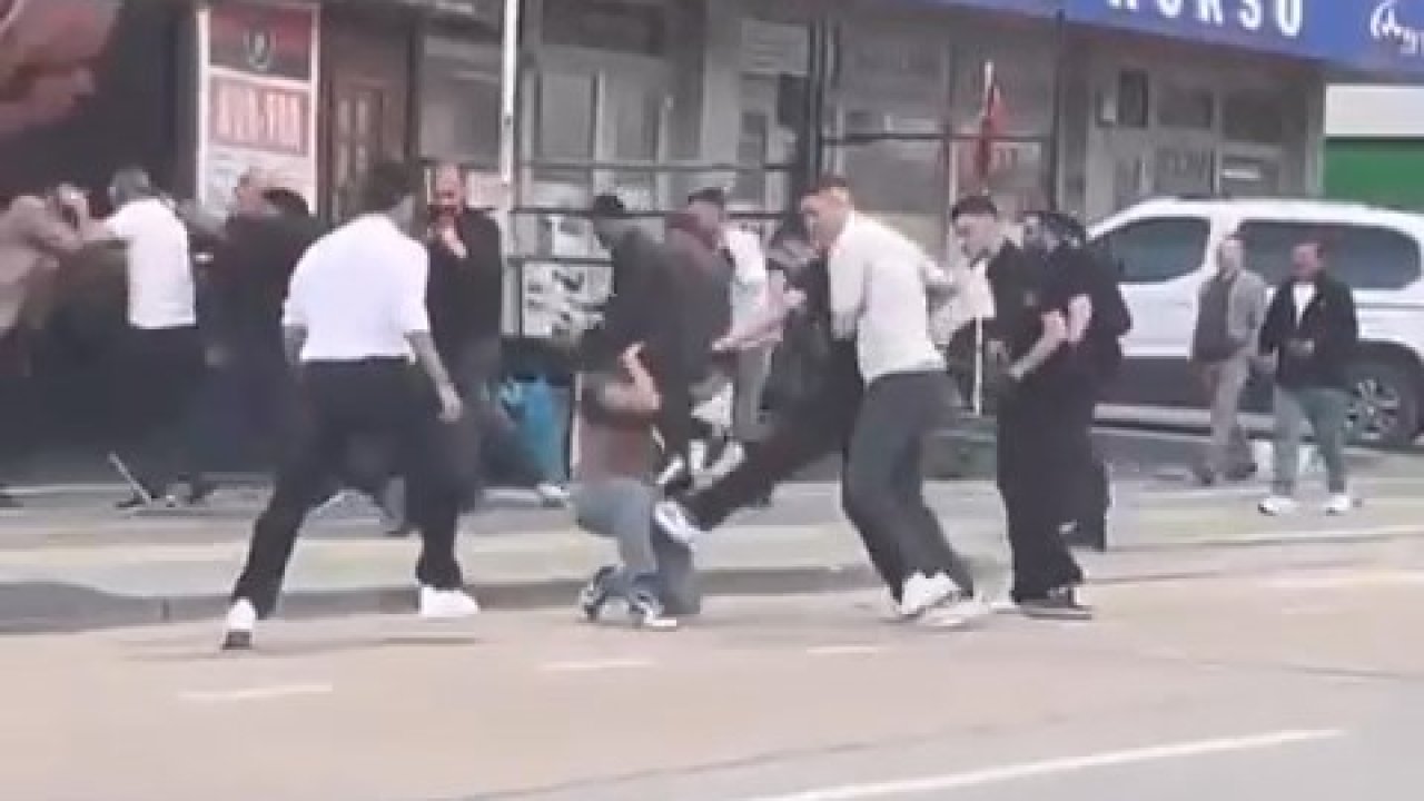 Esnafın da dahil olduğu kavgayı polis, havaya ateş ederek ayırdı