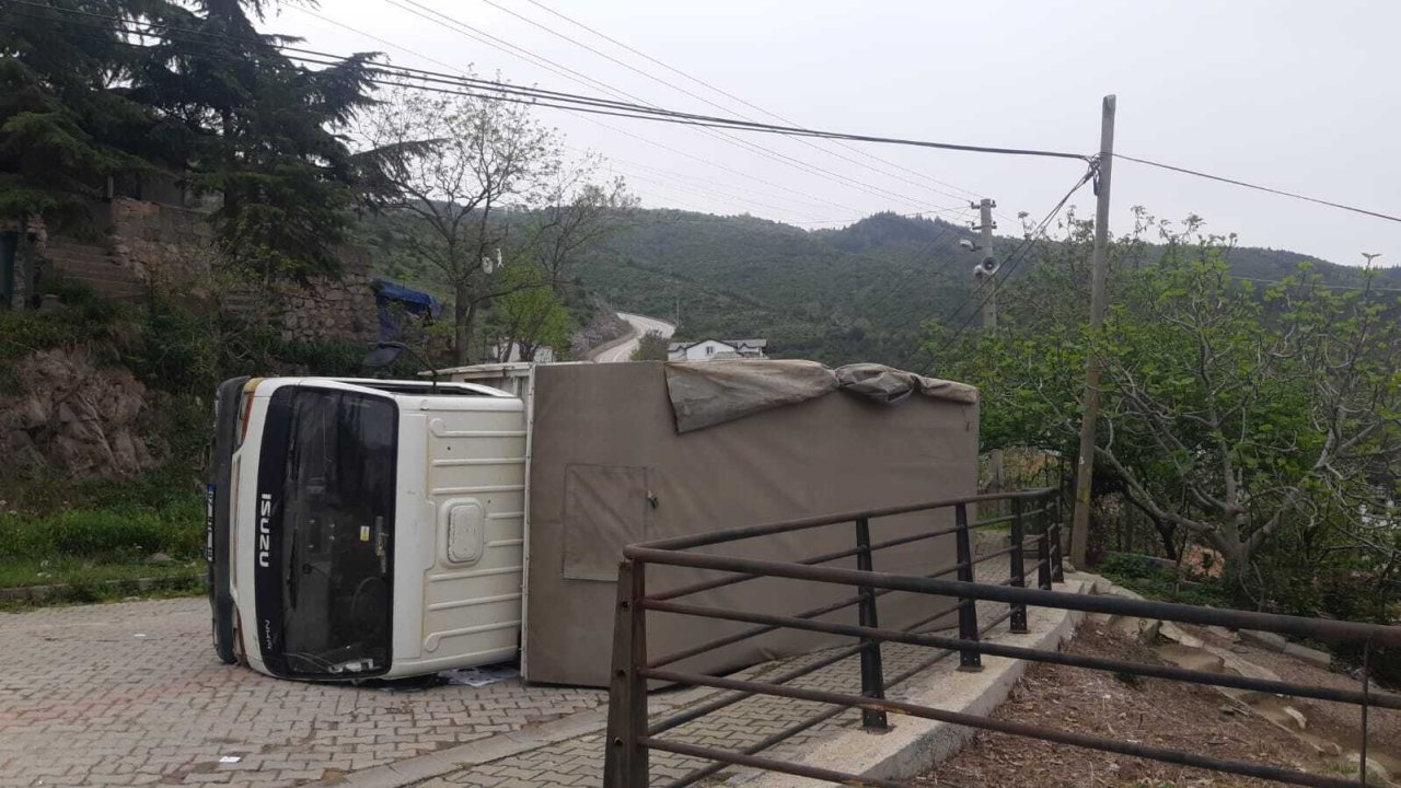Freni boşalan kamyonet devrildi; 1 yaralı