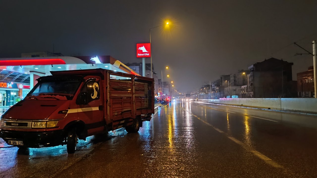 Hasarlı kaza sonrası yolda güvenlik önlemi alan polise kamyonet çarptı