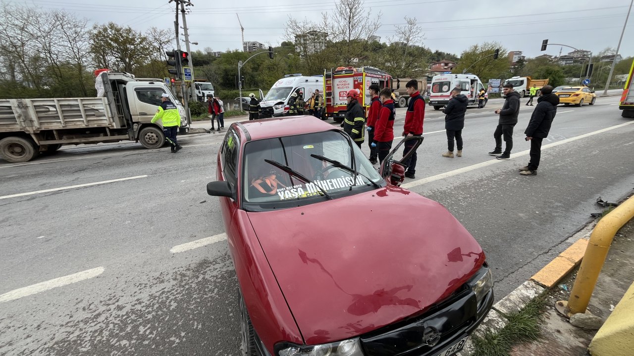 Hasta taşıyan ambulansla çarpışan otomobildeki baba ve oğlu yaralandı