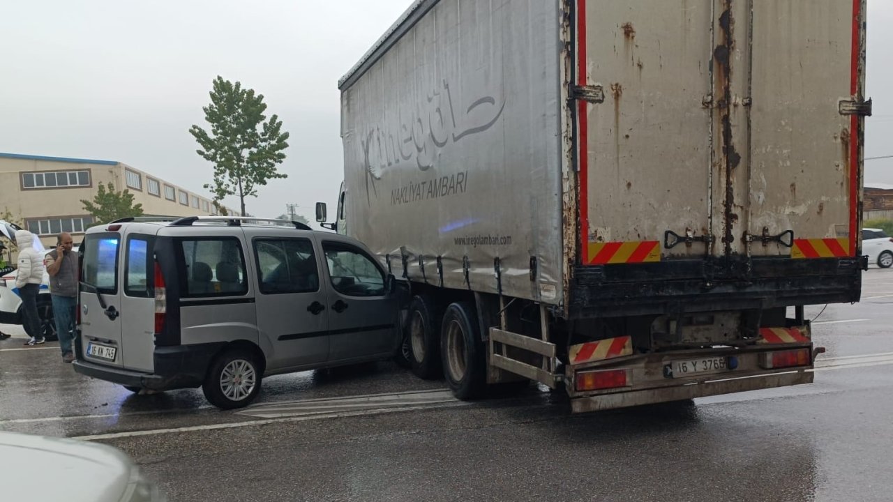 İnegöl&#039;de, hafif ticari araç kamyona çarptı; 1 yaralı