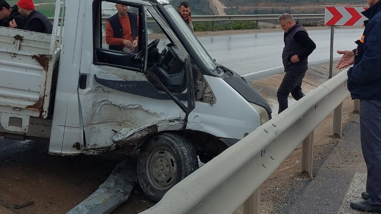 İnegöl&#039;de, kontrolden çıkan kamyonet bariyerlere çarptı: 1 yaralı