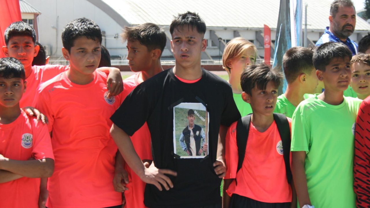 Mahalle Ligi'nde şampiyon oldular, Ege İshak'ı unutmadılar