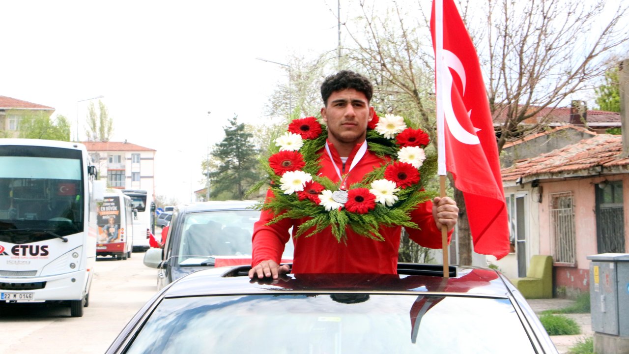 Milli takım forması giymeye hak kazanan Edirneli güreşçi, mahallesinde davul ve zurnayla karşılandı