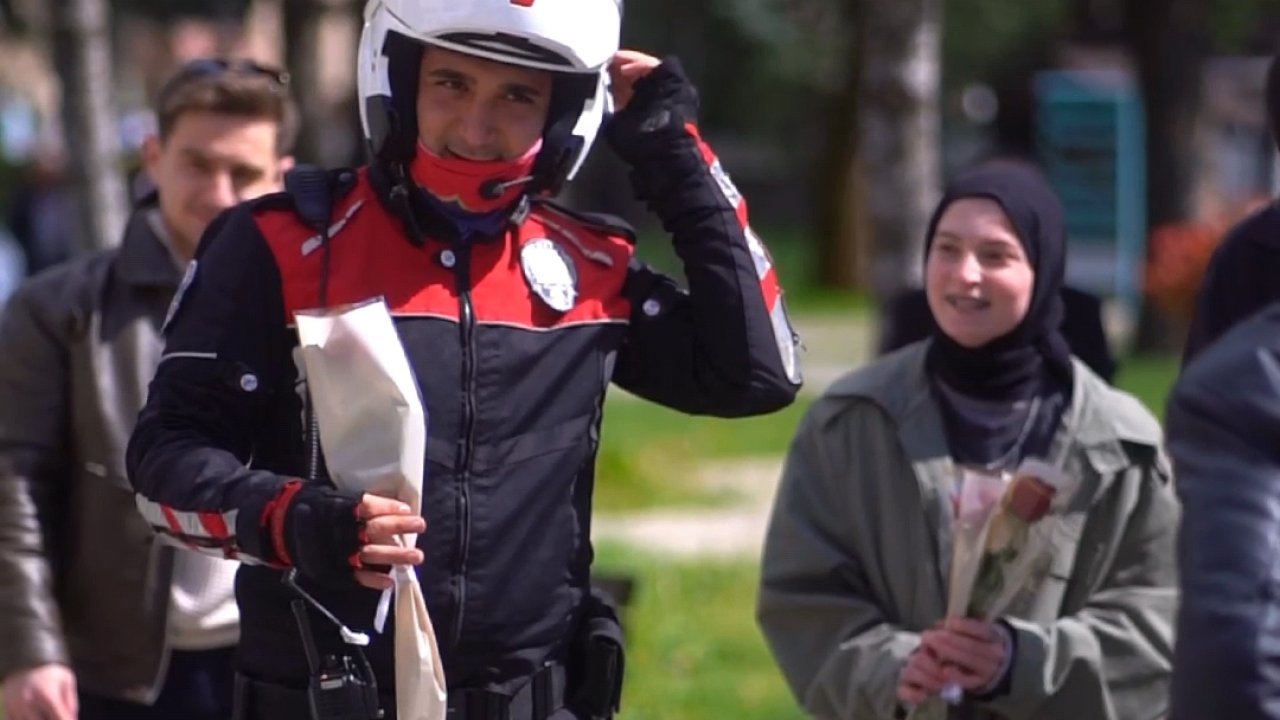 Öğrencilerin polislere kavgalı sürprizi kamerada