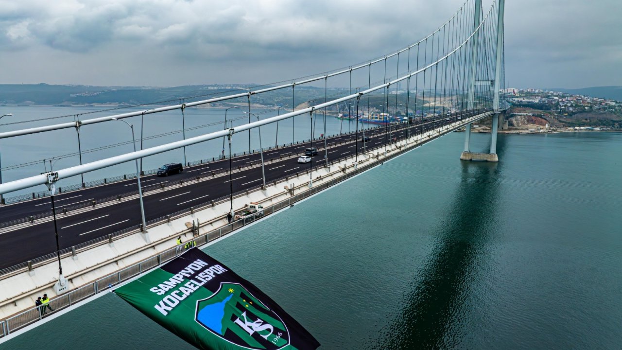 Osmangazi Köprüsü’ne dev Kocaelispor bayrağı asıldı