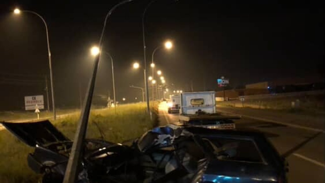 Otomobil aydınlatma direğine çarptı: 1 ölü, 1 yaralı