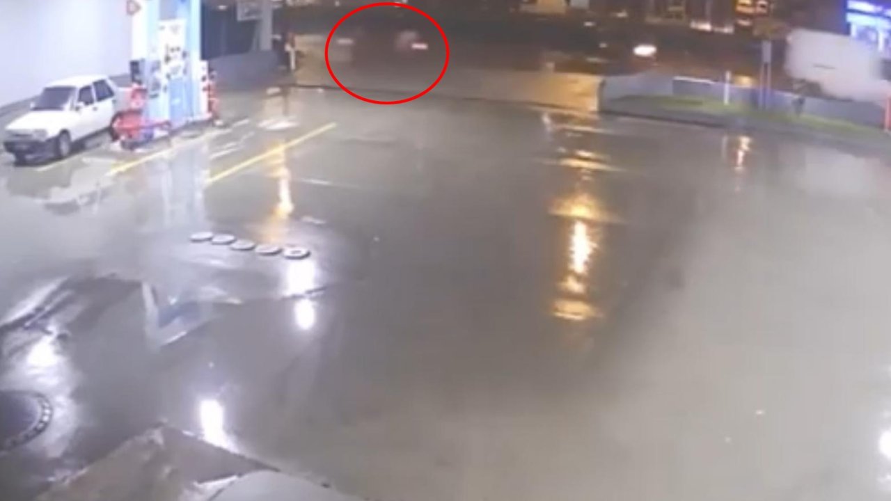 Otomobil önce bariyere ardından kaldırıma çarptı; 1 yaralı