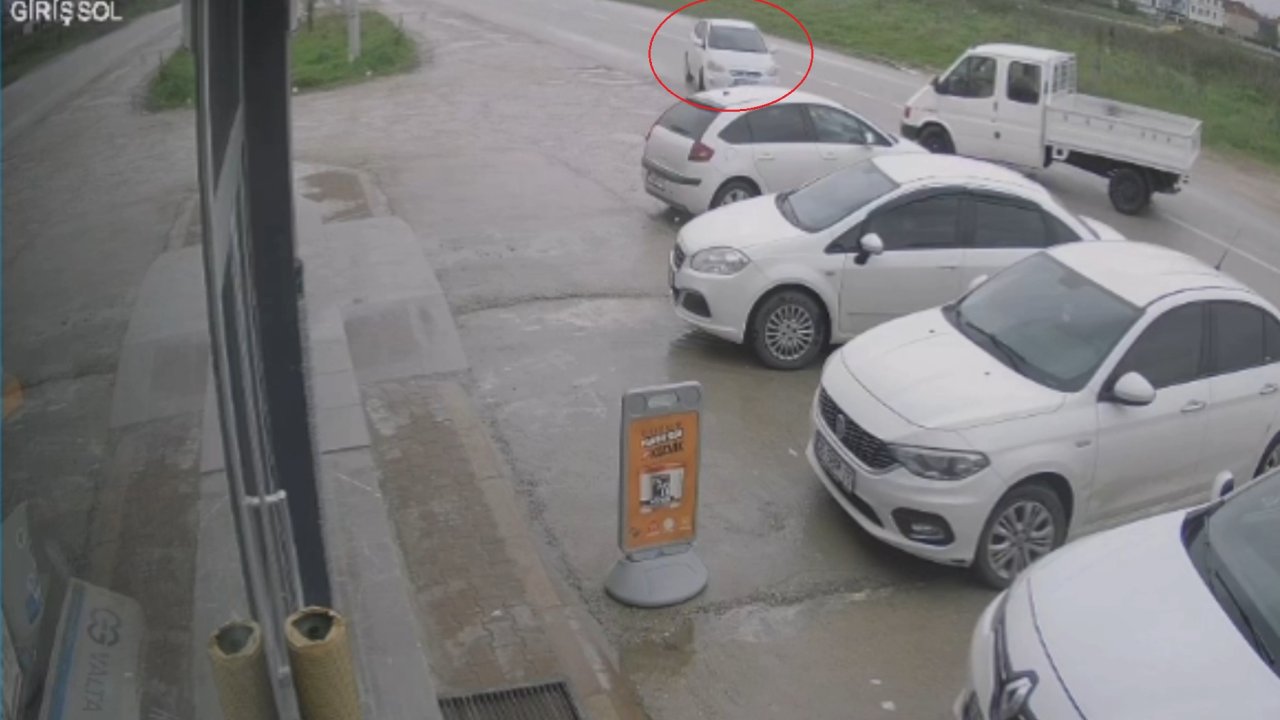 Otomobil park halindeki araçlara çarptı; 1’i çocuk, 5 yaralı
