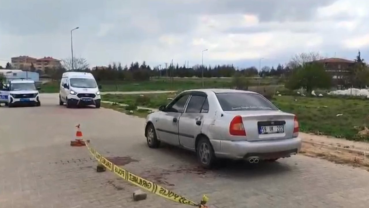 Otomobilde tartıştığı arkadaşını boğazından bıçakla yaraladı