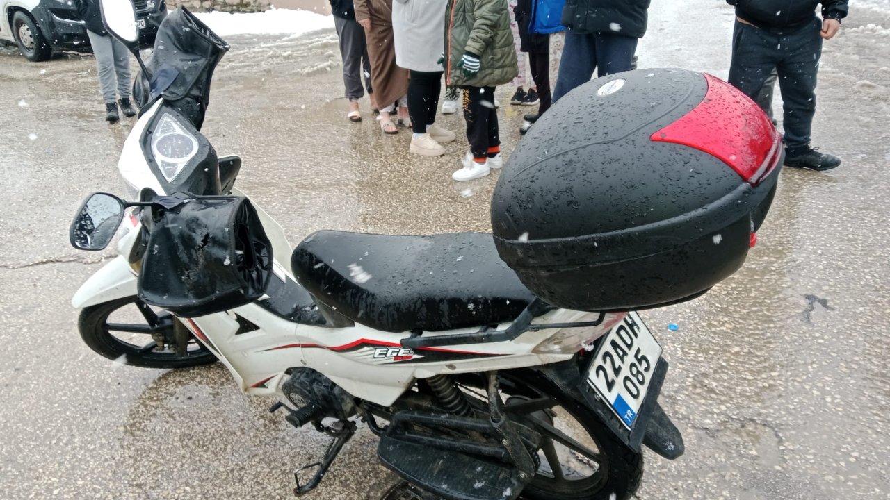 Otomobille çarpışan motosikletin ehliyetsiz ve kasksız sürücüsü yaralandı