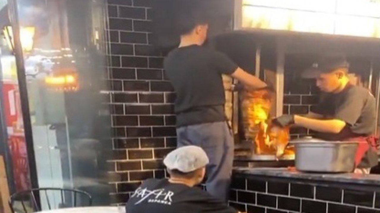 Pişmiş dönerin üzerine çiğ et eklenirken görüntülenen işletme hakkında inceleme