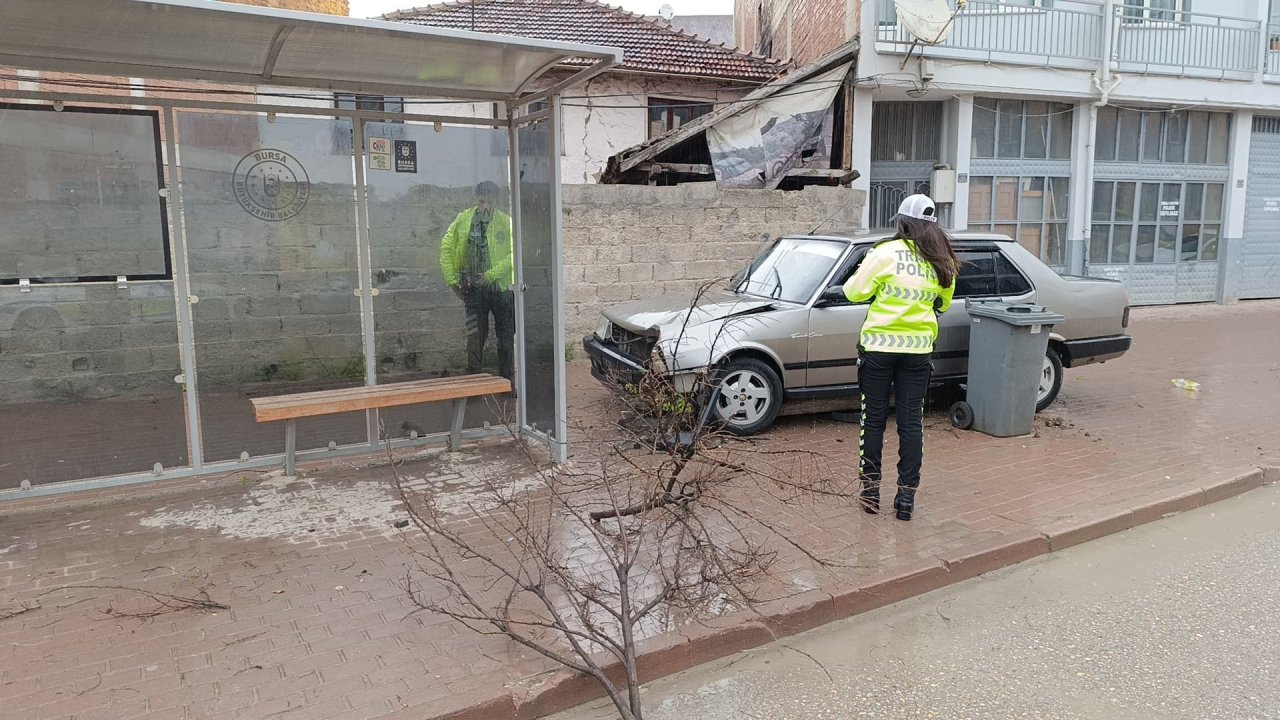 Polisten kaçan ehliyetsiz sürücünün kullandığı otomobil durağa çarptı