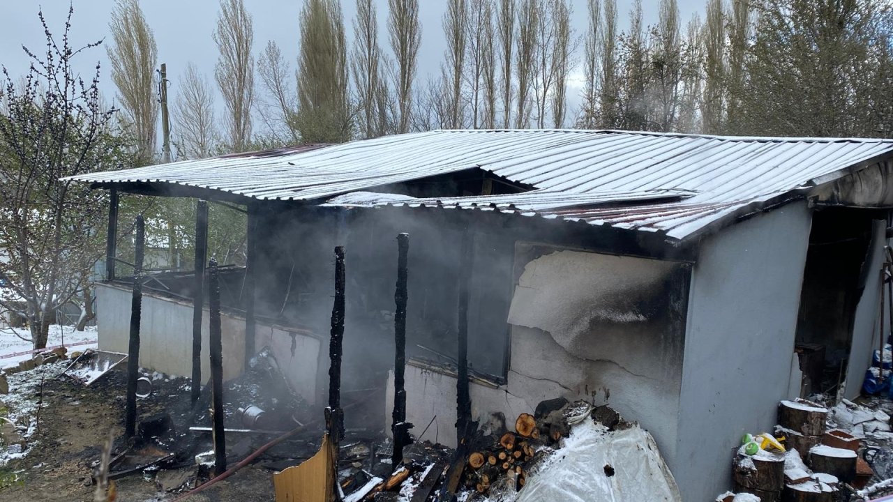 Prefabrik evde çıkan yangında 2 çocuk öldü