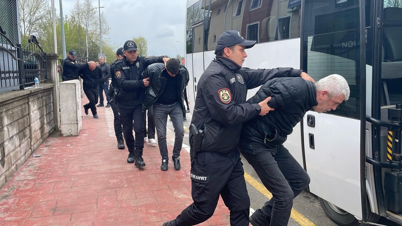 Sakarya'da 5 kişinin öldüğü silahlı kavgada 8 şüpheli adliyede