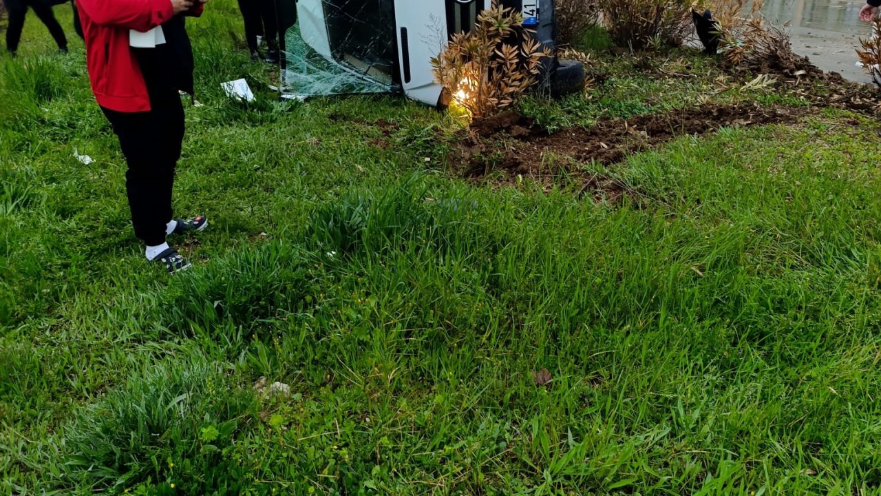 Servis minibüsü devrildi; 2 yaralı