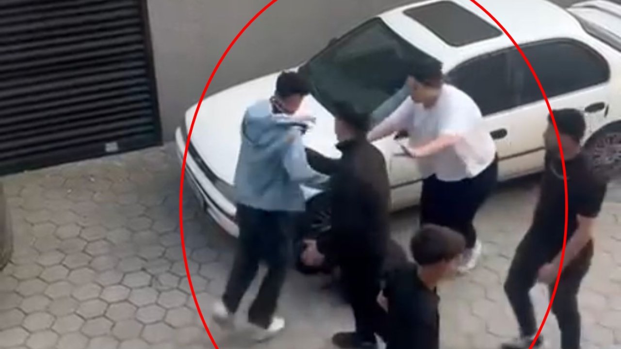 Sokakta darbedilen kişiyi gören genç kızın saldırganlara tepkisi kamerada